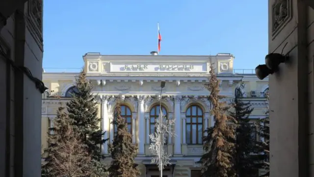 Ограничения на перевод средств за рубеж продлены до 30 сентября 2023 года